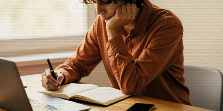 Pessoa olhando para caderno aberto em pausa reflexiva — artigo sobre como parar de procrastinar